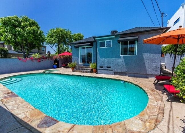 Photo - PRIVATE HOUSE.. POOL. 3 Bedroom + 2 Bath. In UNIT WASHER / DRYER