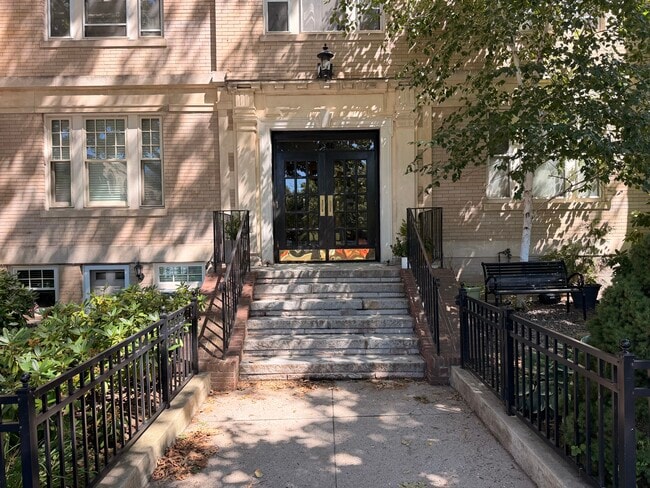 Building Photo - 1768 Beacon St Unit 4