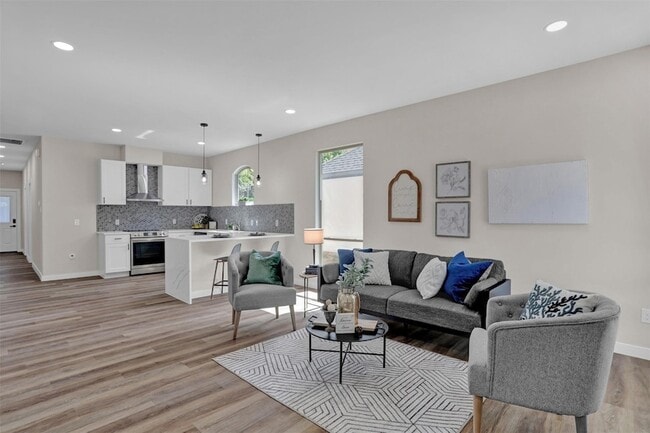 Photo - 705 E Hanna St