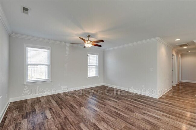 Photo - 1109 Pond St SE