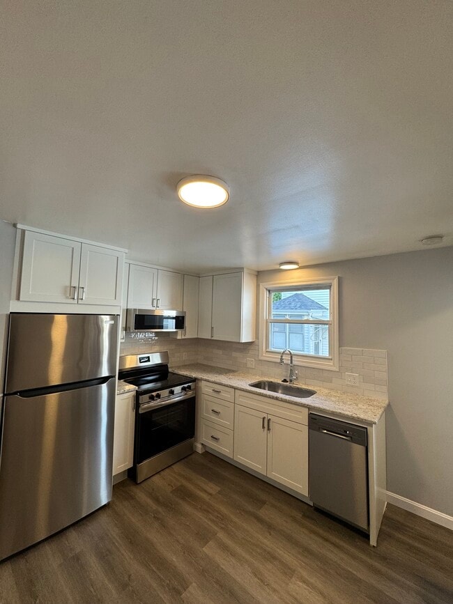 Building Photo - 4 Lord St Unit 4