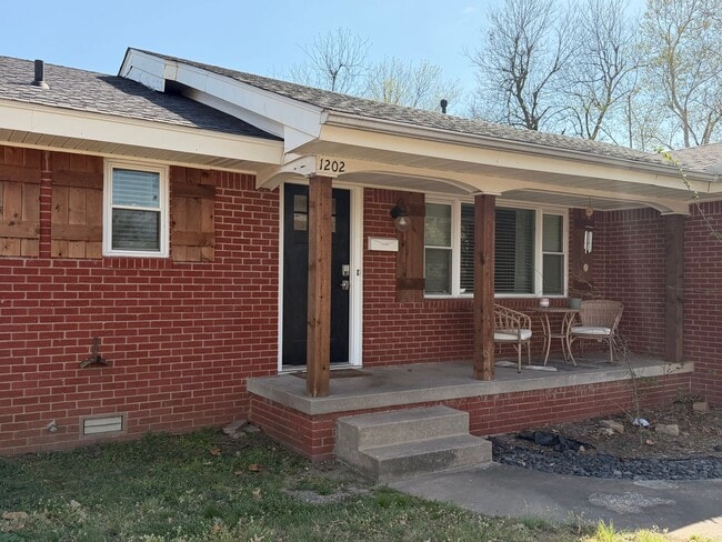 Building Photo - PRELEASING (3) Bed/(1.5) Bath in Core Norman Avail Late May!