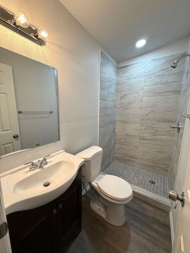 Photo - 910 25th St E Unidad B