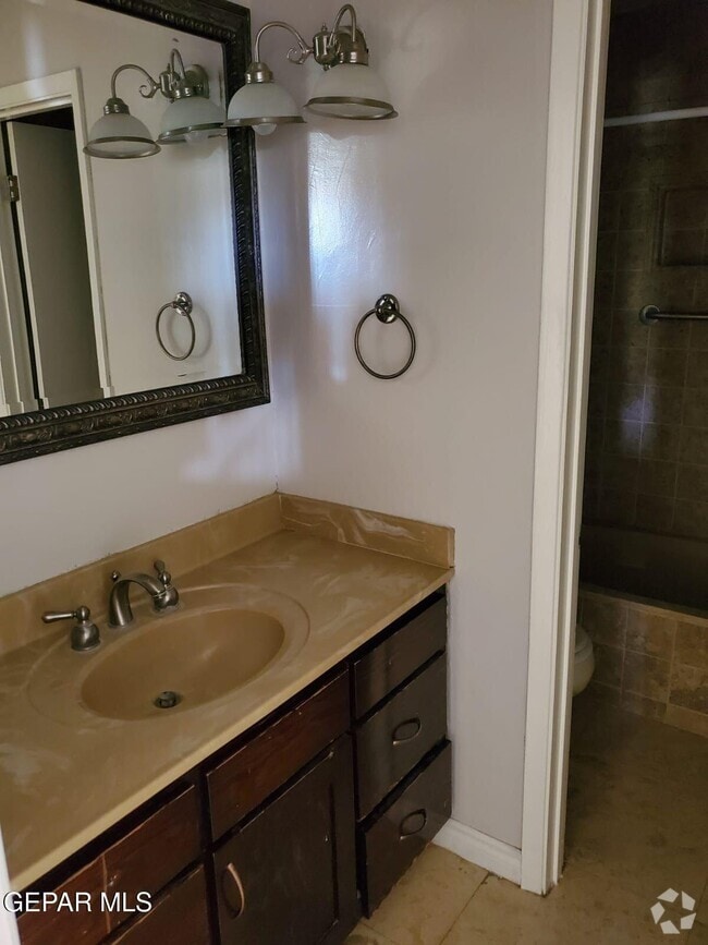Building Photo - 4800 N Stanton St Unit 9 Rental