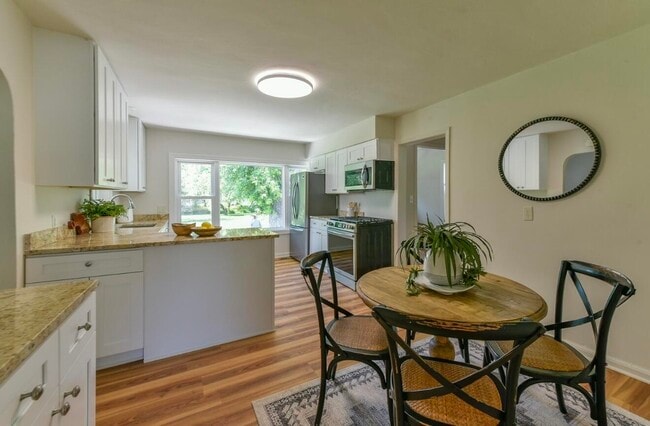 Photo - 402 E Calumet Rd