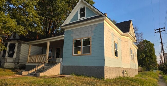 Building Photo - 1413 Court Ave Unit 1