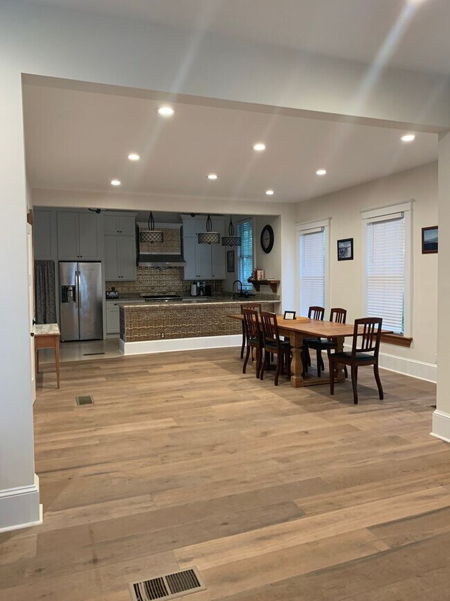 Photo - 5 Bedroom/5.5 Bath located near UF Campus ...