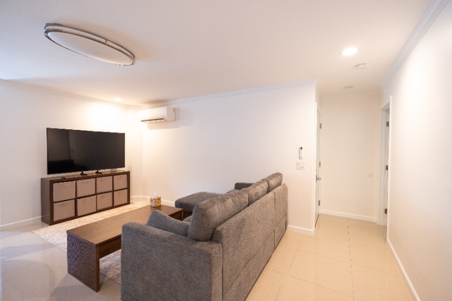 Photo - 2240A Metcalf St