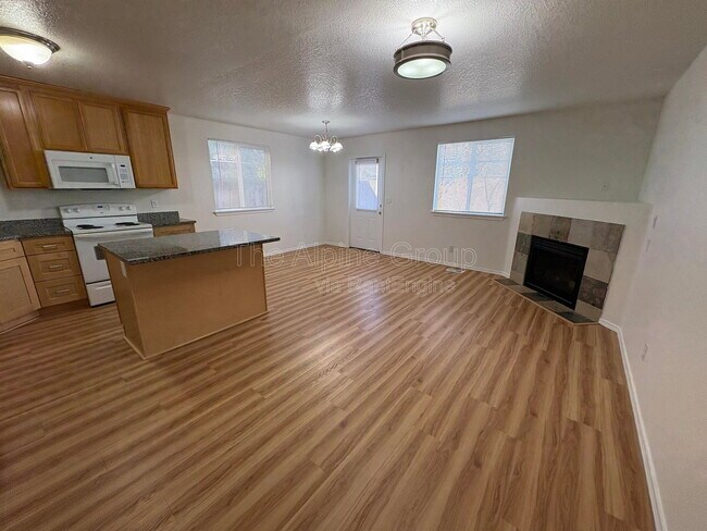 Photo - 210 NW Connell Ave