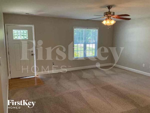Photo - 284 Southcircle Dr NW