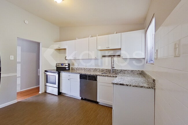 Photo - 425 St Edward Ln