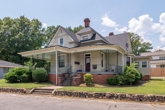 Photo - "Charming 1-Bedroom Apartment in a 4-unit ... Unidad Apt A