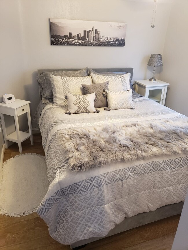 Photo - 735 W 19th St Unidad 3