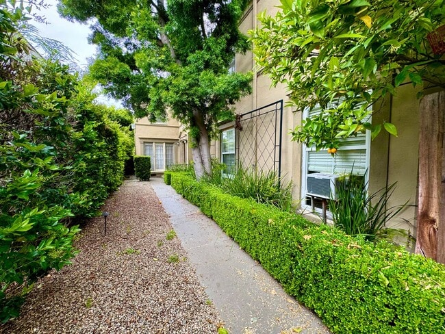 Photo - Charming Large 1 Bed with a Huge Private Patio Unidad 815 N Croft Ave ACTIVE