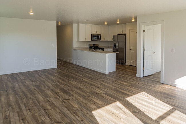 Photo - 883 Education St