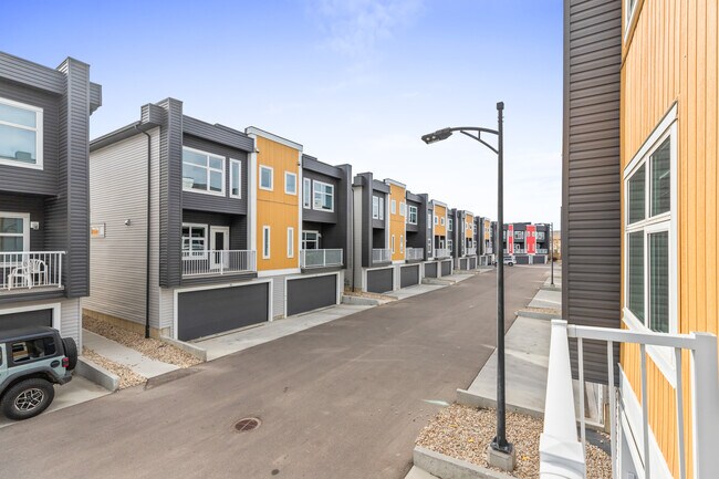 Photo - 1631 Hammond Cres NW Unit 15