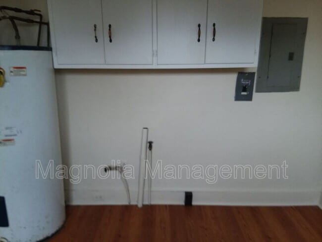 Photo - 410 Young St