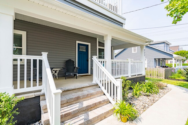 Private Porch - 227 16th Ave Unit A