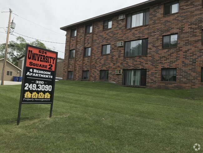 Building Photo - Large 4 Bedroom Apartment Unit US-304