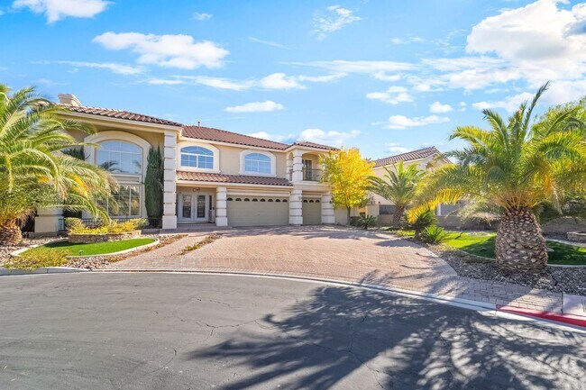Building Photo - Luxury Living in Guard-Gated Royal Highlands!