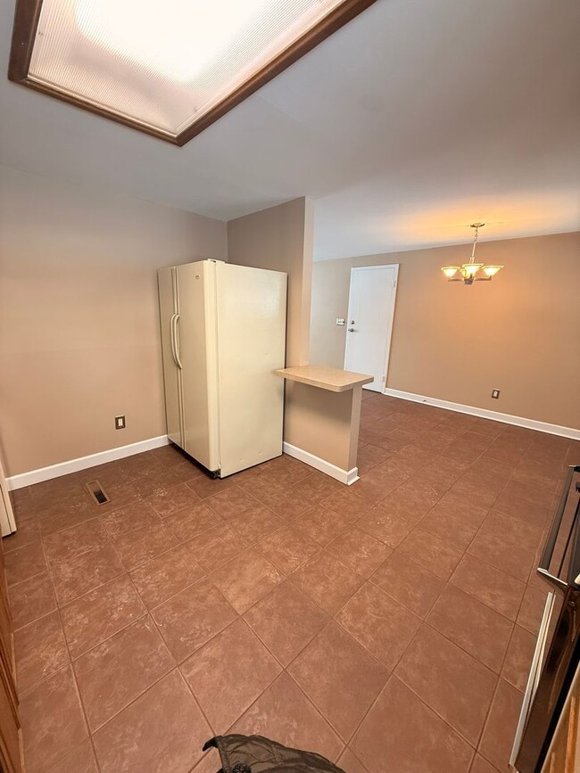 Photo - 2076 Terrylynn Ave