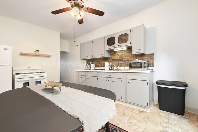 Building Photo - 320 Greenfield Ave