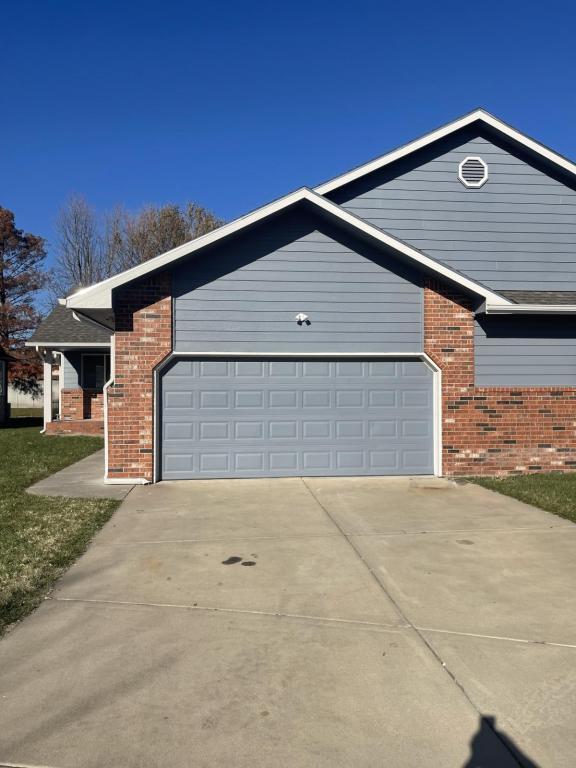Building Photo - 221 S Maize Rd Rental