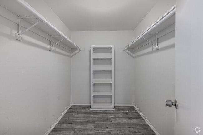 1BR, 1BA - 650SF - Walk In Closet - 14607 Gilmore St