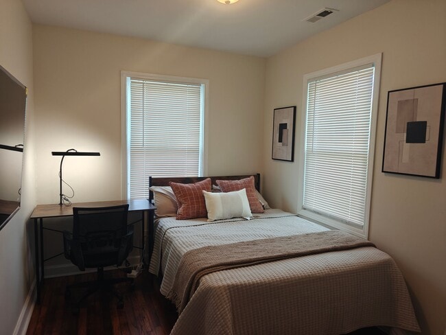 Building Photo - 2217 Custer St