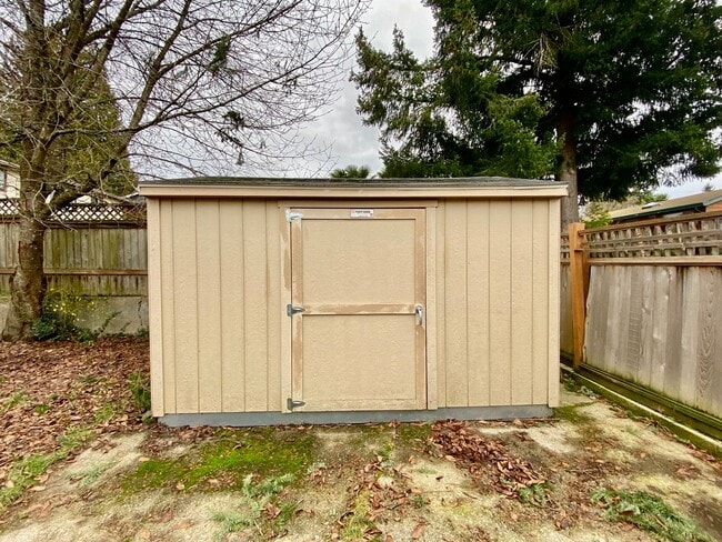 Photo - Practical Renton rambler with large yard