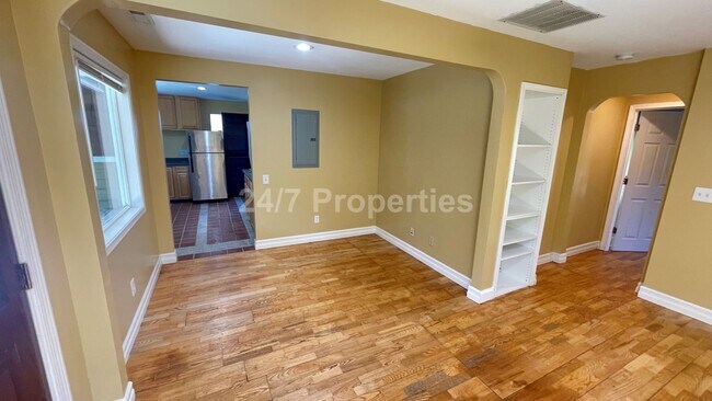 Photo - 2 Primary Suites + Huge Yard in Markham - ... House