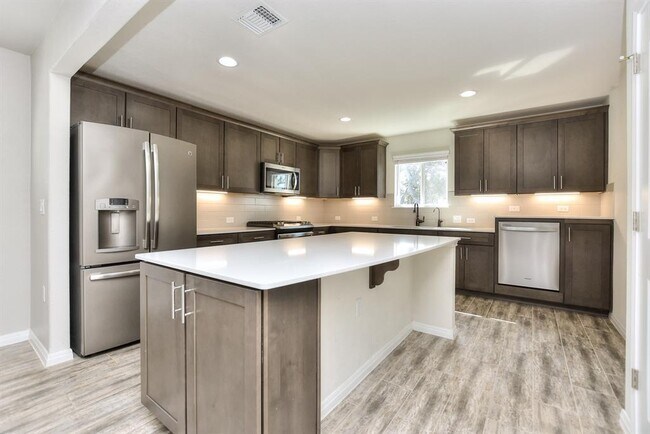 Building Photo - 220 Comal Ln