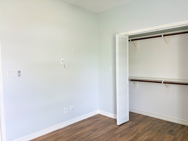 Building Photo - 16210 Longwood Spr