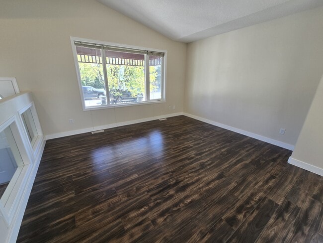 Photo - 9628-9698 98 St