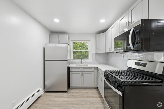 2BR, 1BA - 650SF - Kitchen