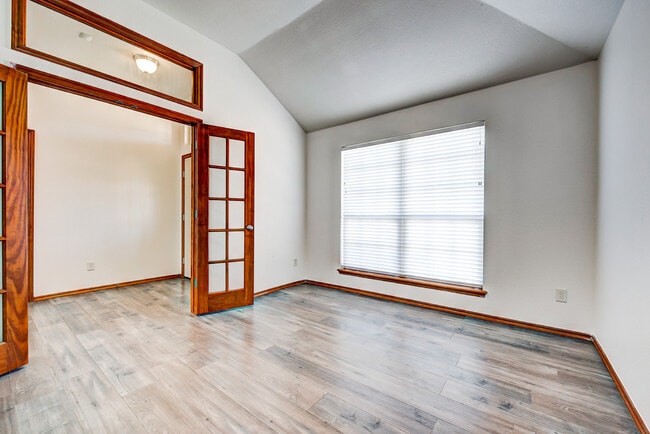 Photo - 517 Lone Oak Dr