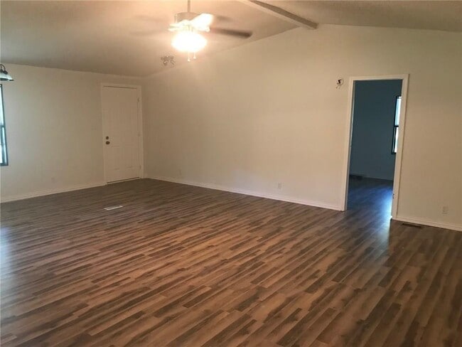 Photo - 216 Travis Ln