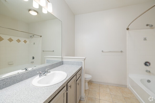 1BR, 1BA - 780SF - Bathroom