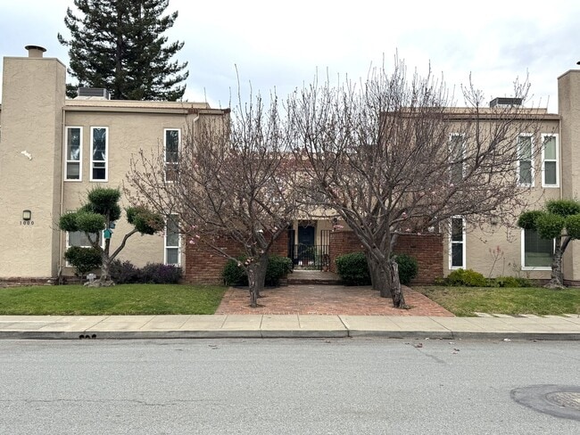 Building Photo - Spacious Renovated Condo near Downtown Menlo Park