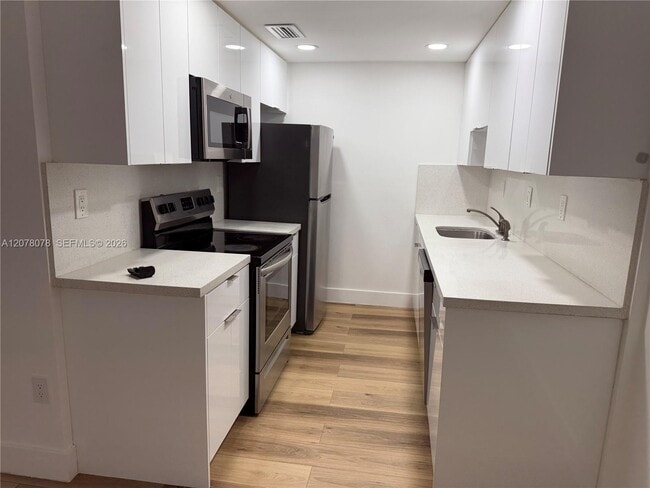 Building Photo - 10822 N Kendall Dr Unit S 23