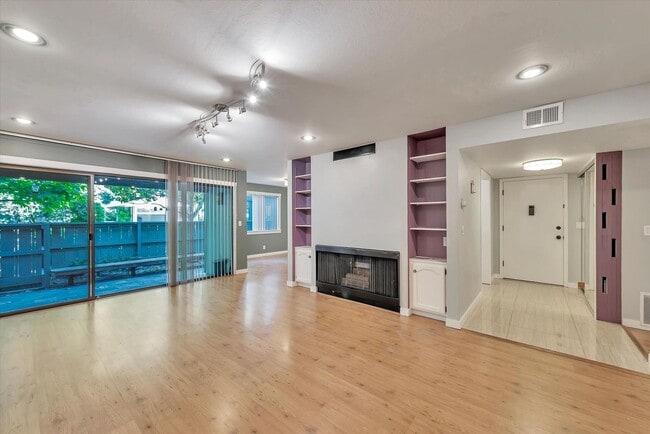 Photo - Hidden Gem at Saratoga Creekside – End Uni... Unidad 1