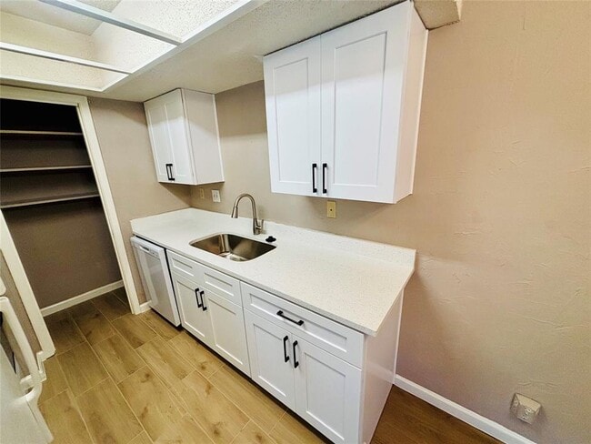Photo - 2600 Penny Ln Unit 204