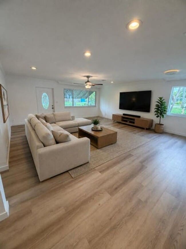Photo - 1117 SE 5th St