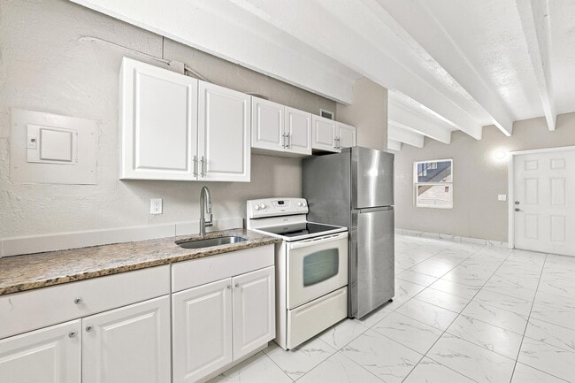 Building Photo - 812 19th St Unit 1