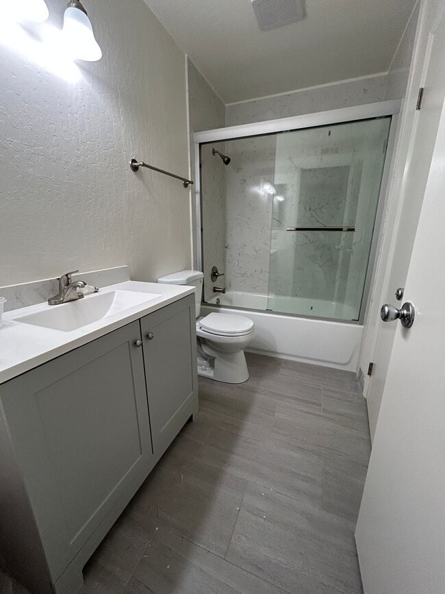 Updated 3 Bed, 1.5 Bath Townhome with Priv... - Updated 3 Bed, 1.5 Bath Townhome with Priv...
