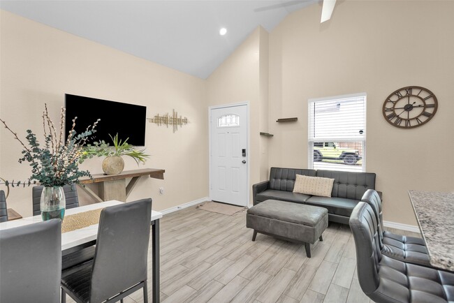 Photo - 286 Westchase St