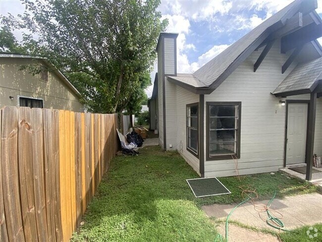 Building Photo - Large 2/2 duplex with a 2 car carport Rental