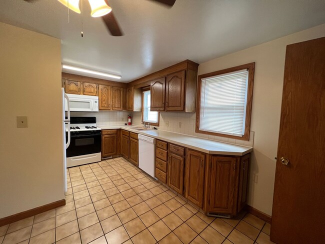 Photo - 1046 Leslie Ln