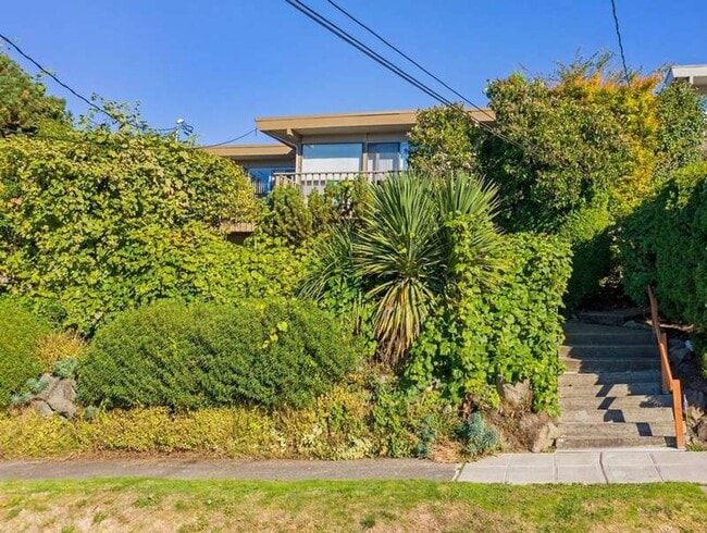 Photo - Queen Anne 1-Bedroom Apartment for Rent | Pet Friendly & On-Site Laundry in Quiet 4-Unit Building Unit 4