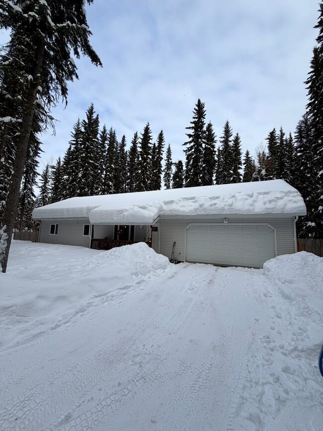 Building Photo - 3BR Home in North Pole | Fenced Yard/Pet Friendly + Garage | Available June 15